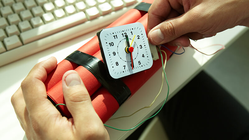 Criminoso armando ataque envolvendo bomba, como aquele dos domínios da GoDaddy